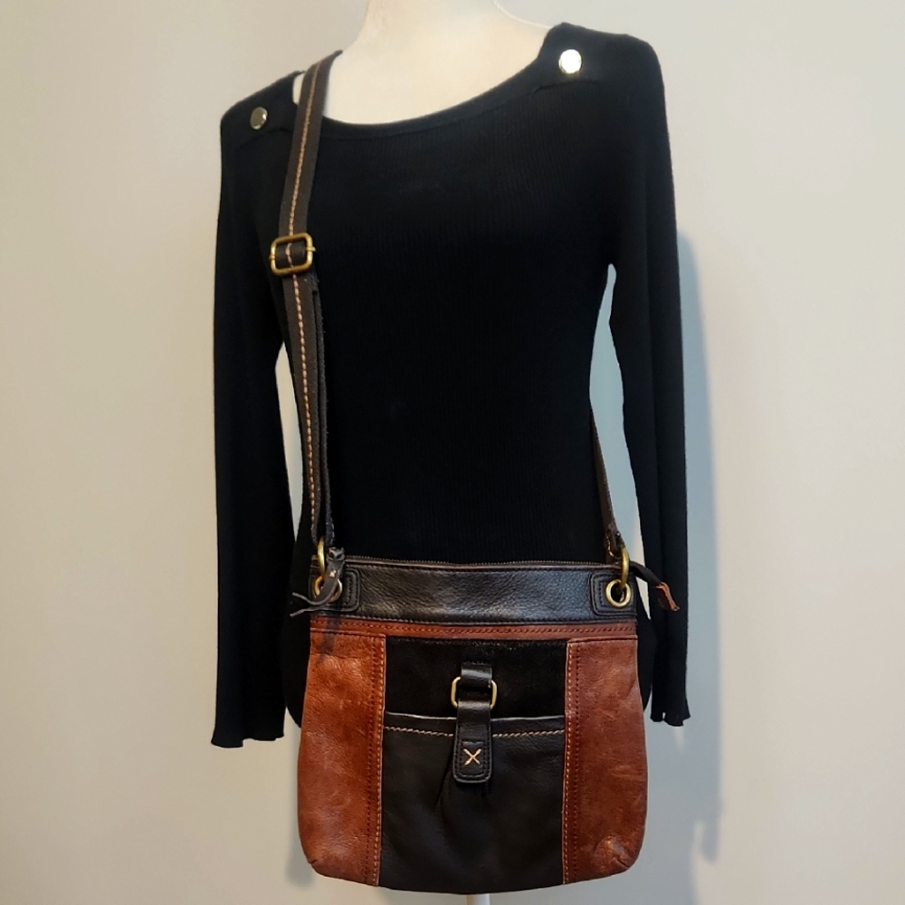 THE SAK TWO TONED DRK & MILK CHOCOLATE BROWN LEATHER CROSSBODY W/ADJUST STRAP - Picture 3 of 8